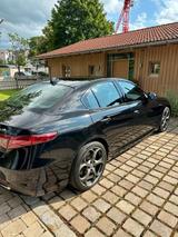 Alfa Romeo Giulia 2.0 Turbo 16V 206kW AT8-Q4 Veloce Veloce - Alfa Romeo Giulia mit Benzin-Antrieb: Automatik