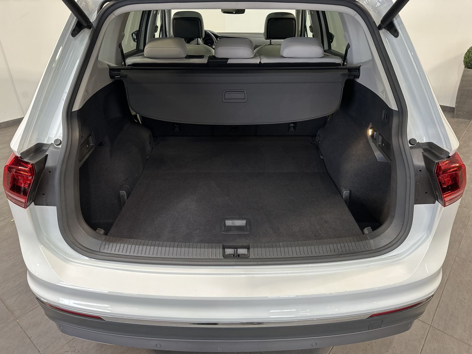 Fahrzeugabbildung Volkswagen Tiguan Allspace 4M HL NAV+LED+AHK+PANO+KAMERA+PP
