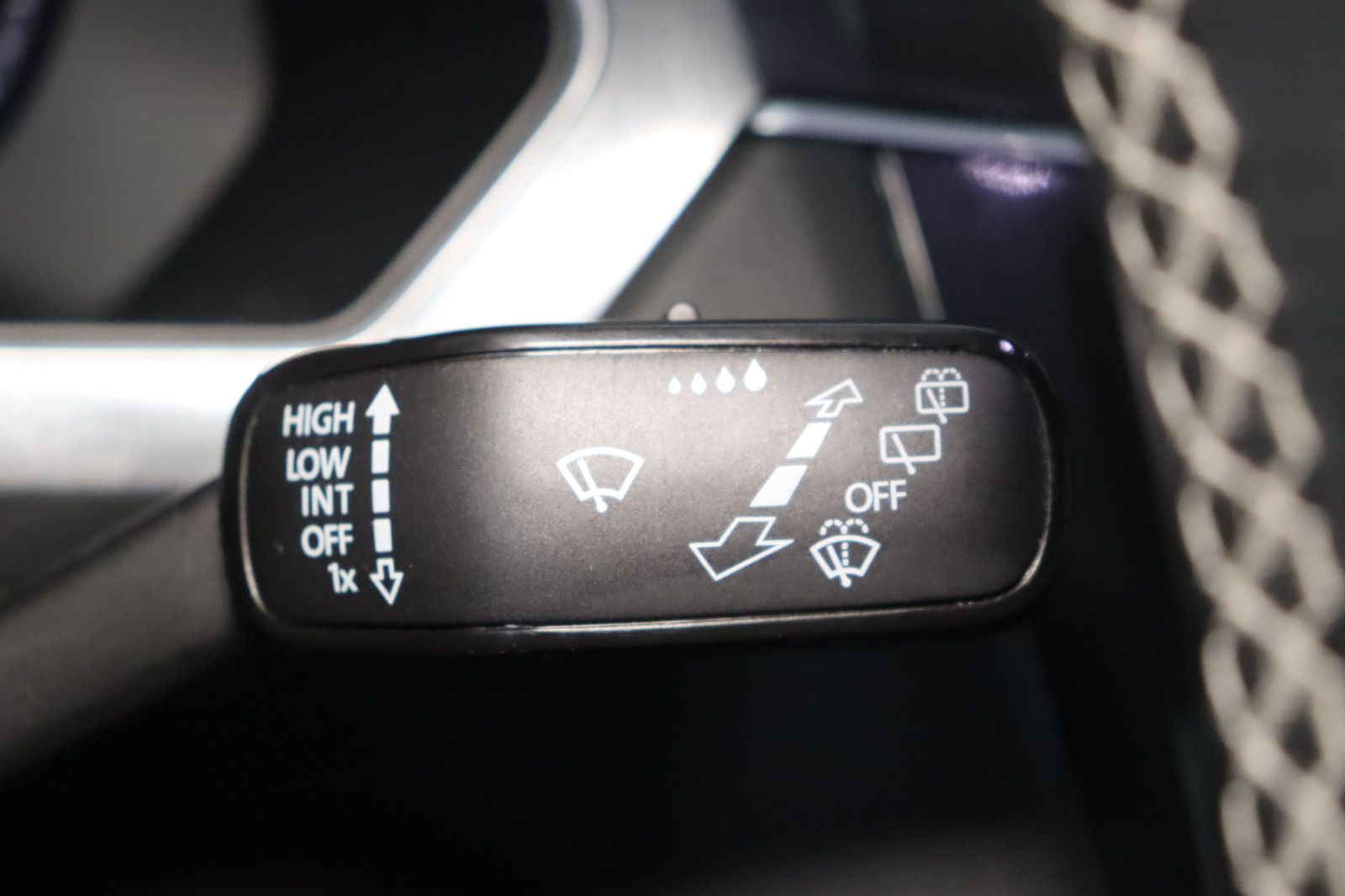 Fahrzeugabbildung Volkswagen Tiguan 2.0 TSI 4 Motion R-line Highline * Pano *