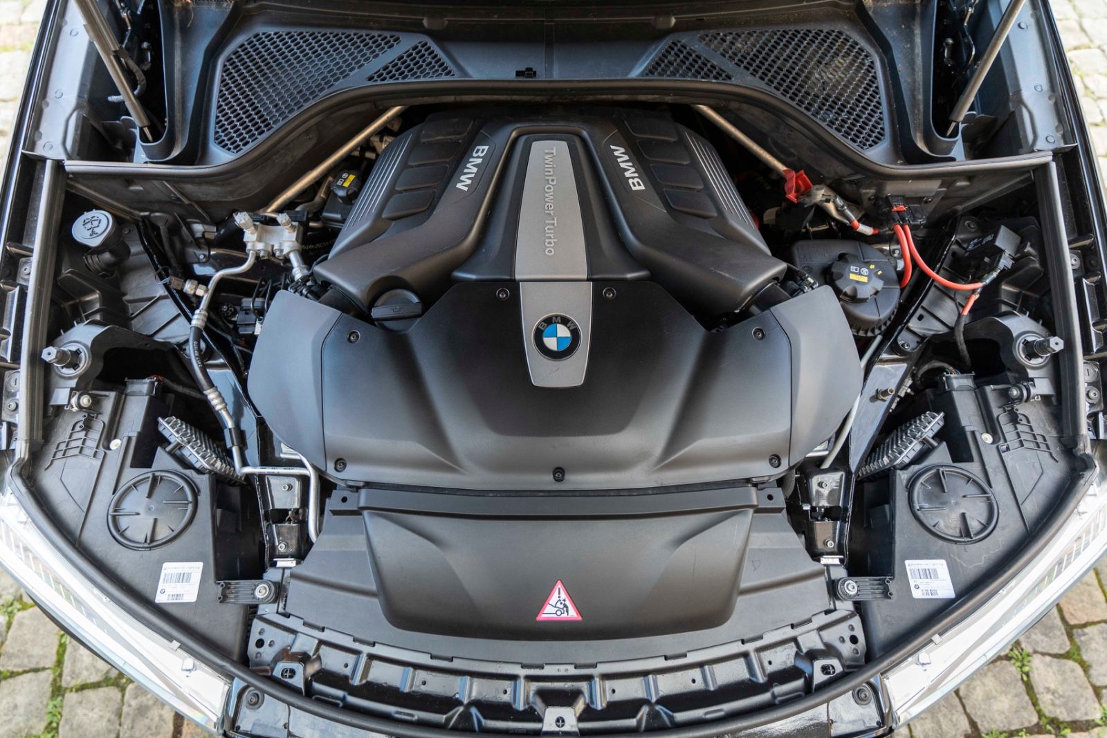 Fahrzeugabbildung BMW X6 xDrive50i M-SPORTPAKET 360° H&K ACC HUD TOTW