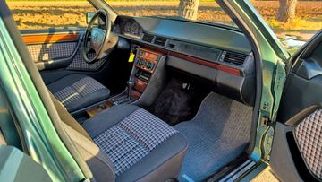 Mercedes E 200 - 3
