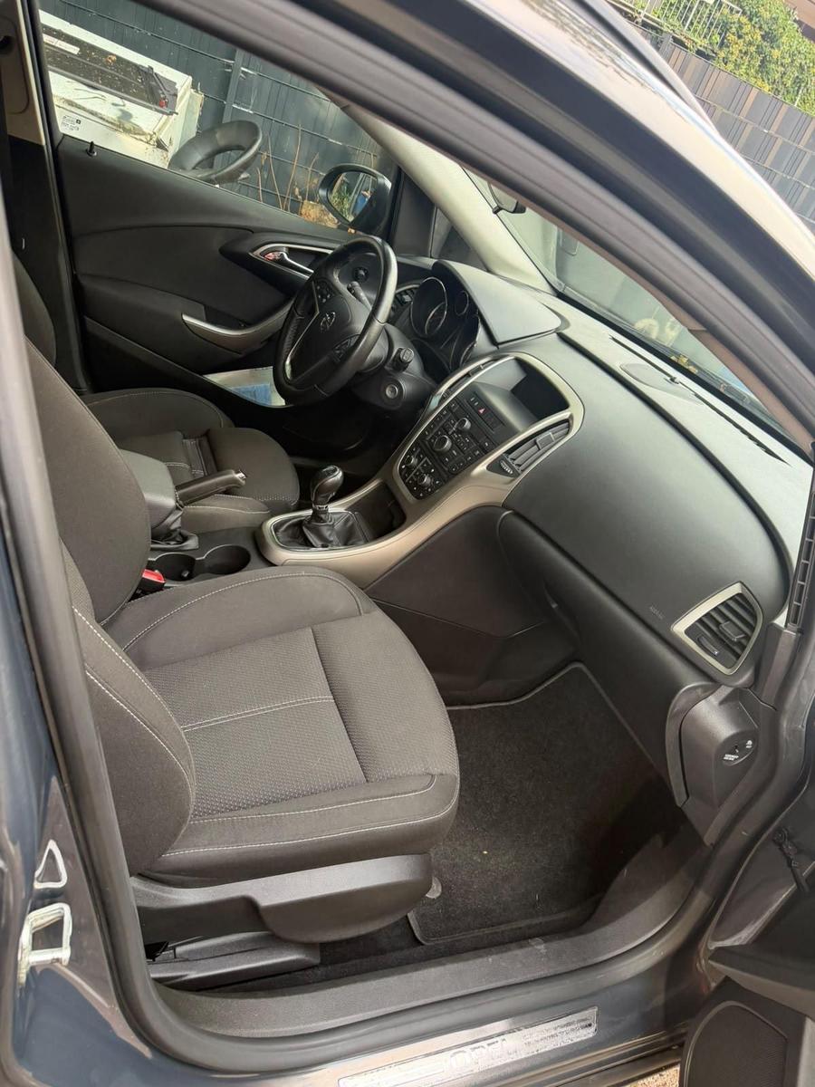 Opel Astra 2012 — photo 6