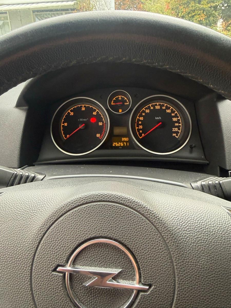 Opel Astra 2010 — photo 5