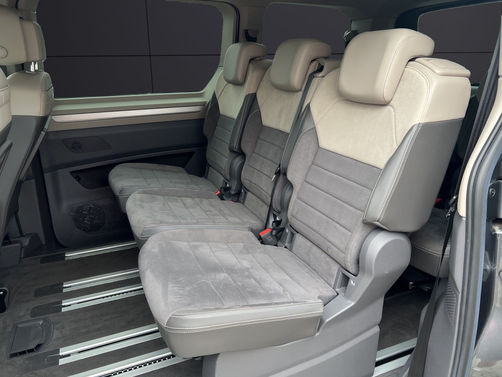 Fahrzeugabbildung Volkswagen T7 Multivan eHybrid Life Standhzg. LED AHK Navi