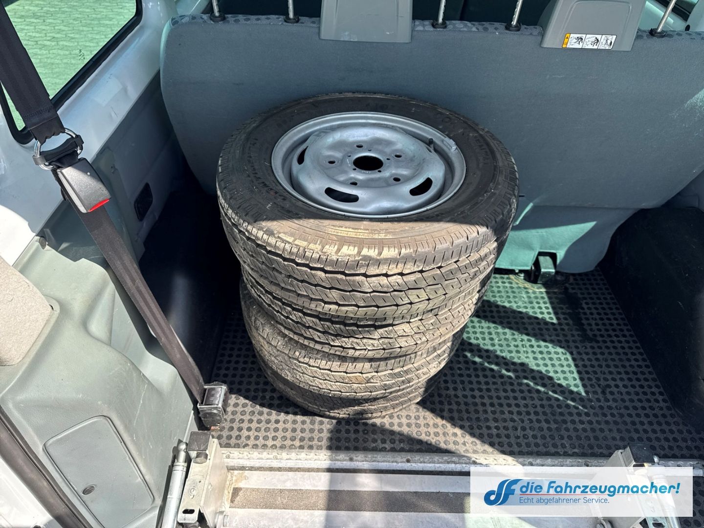 Fahrzeugabbildung Ford Transit Kombi FT300 2.2 TDCI 2x Klima eFH ZV ESP