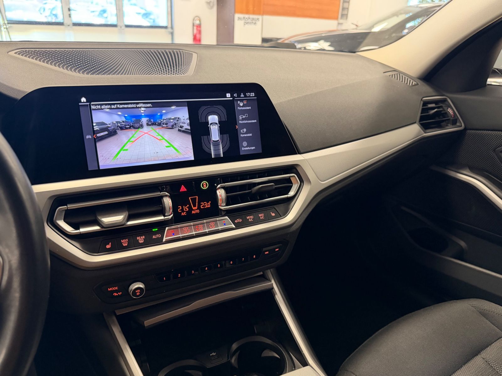 BMW 318d Advantage/Aut/Navi/KeyLess/HUD/Park&DrivAss foto 24