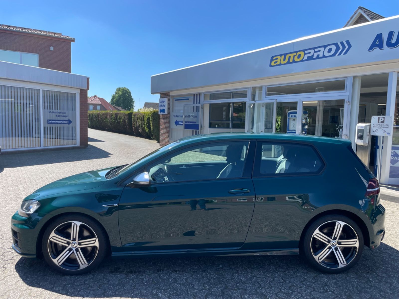 Fahrzeugabbildung Volkswagen Golf R 2.0 TSI DSG 4M Bi-Xenon/Business-Paket