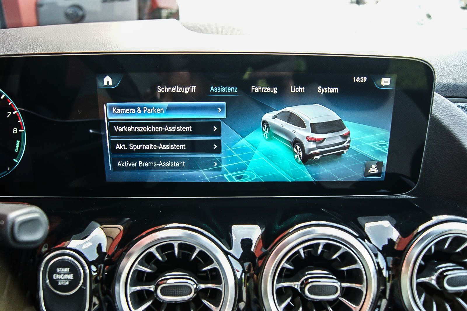 Fahrzeugabbildung Mercedes-Benz GLA 250 e AMG MBUX PANORAMA LEDER ANHZV