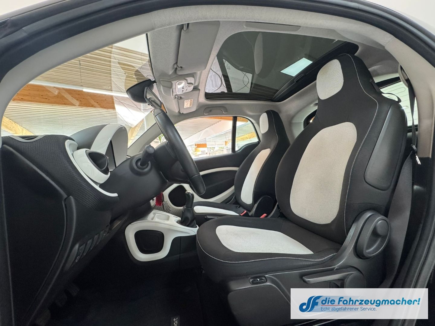 Fahrzeugabbildung Smart fortwo coupe Basis Panorama Klimaautom SHZ Temp