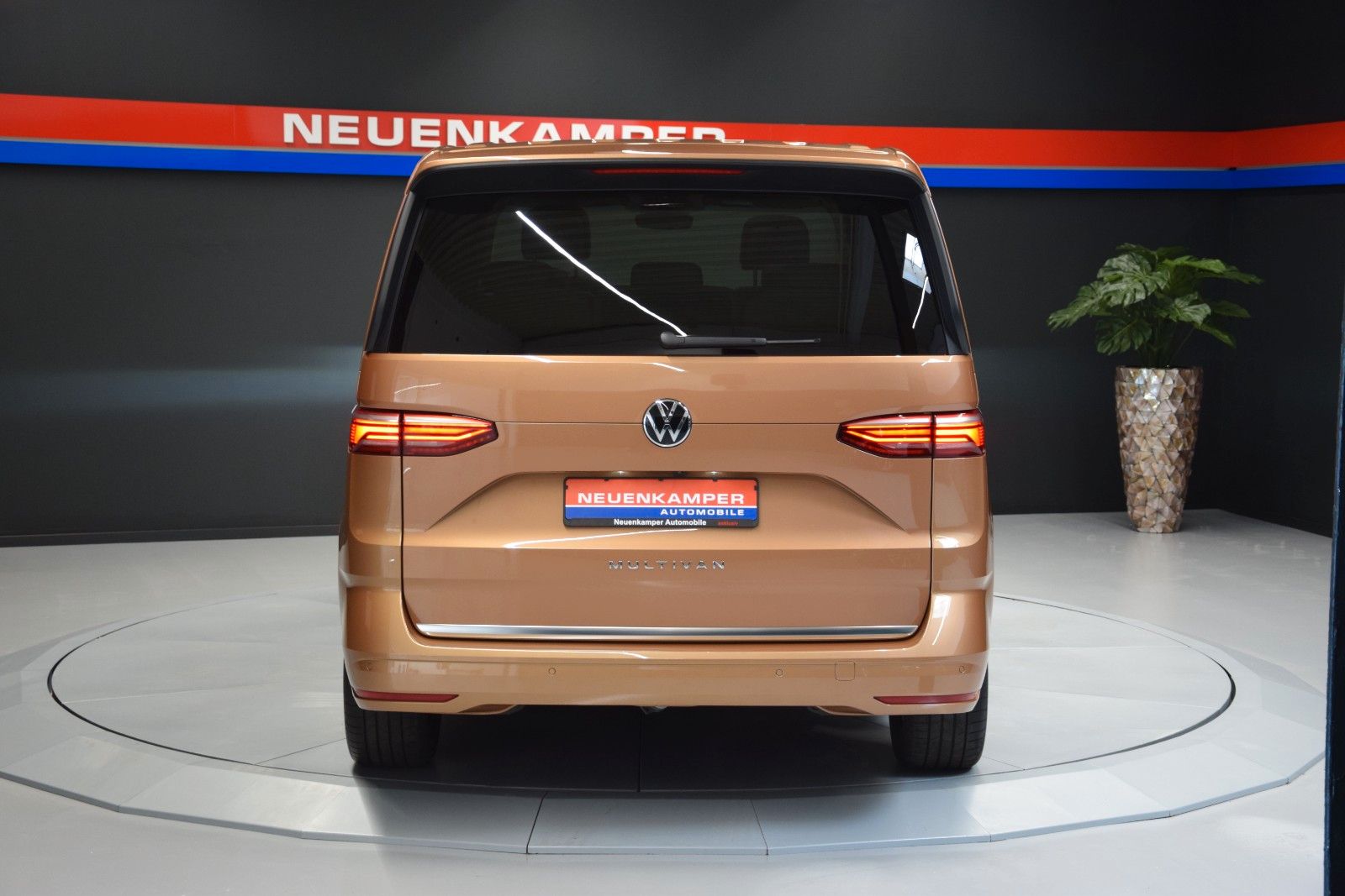 Fahrzeugabbildung Volkswagen T7 Multivan Style Pano HuD AHK vis-avis STHZ H&k