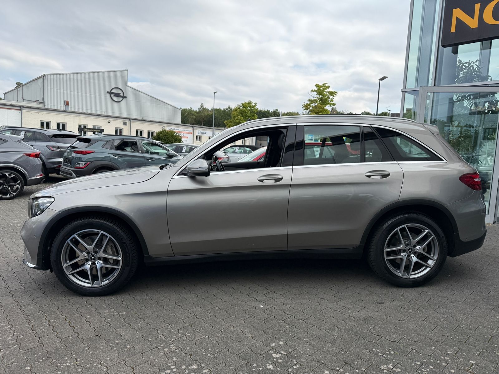 Fahrzeugabbildung Mercedes-Benz GLC 220 d 4Matic AMG Line PANO LED NAV