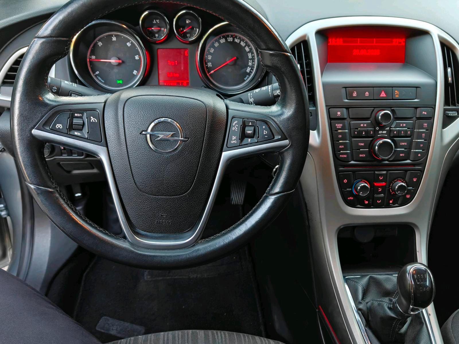 Opel Astra 2011 — photo 6