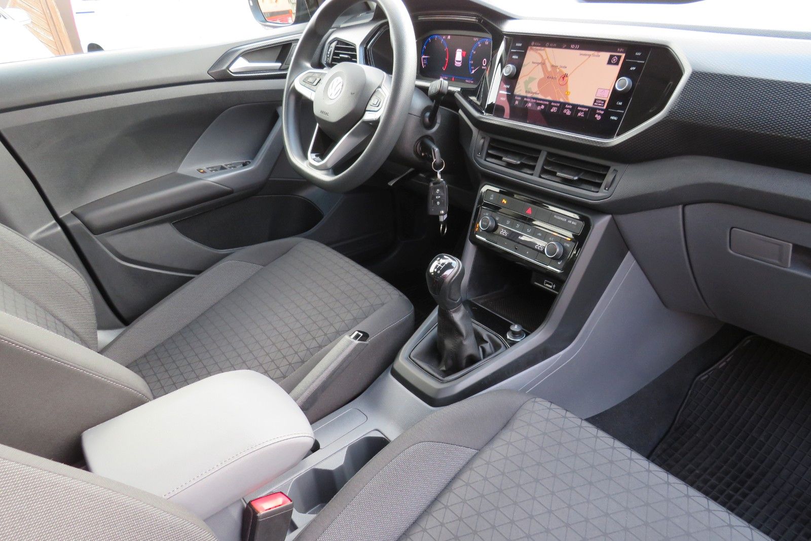 Fahrzeugabbildung Volkswagen T-Cross Life NAVI PDC SITZH DIGITAL-COCKPIT PRO
