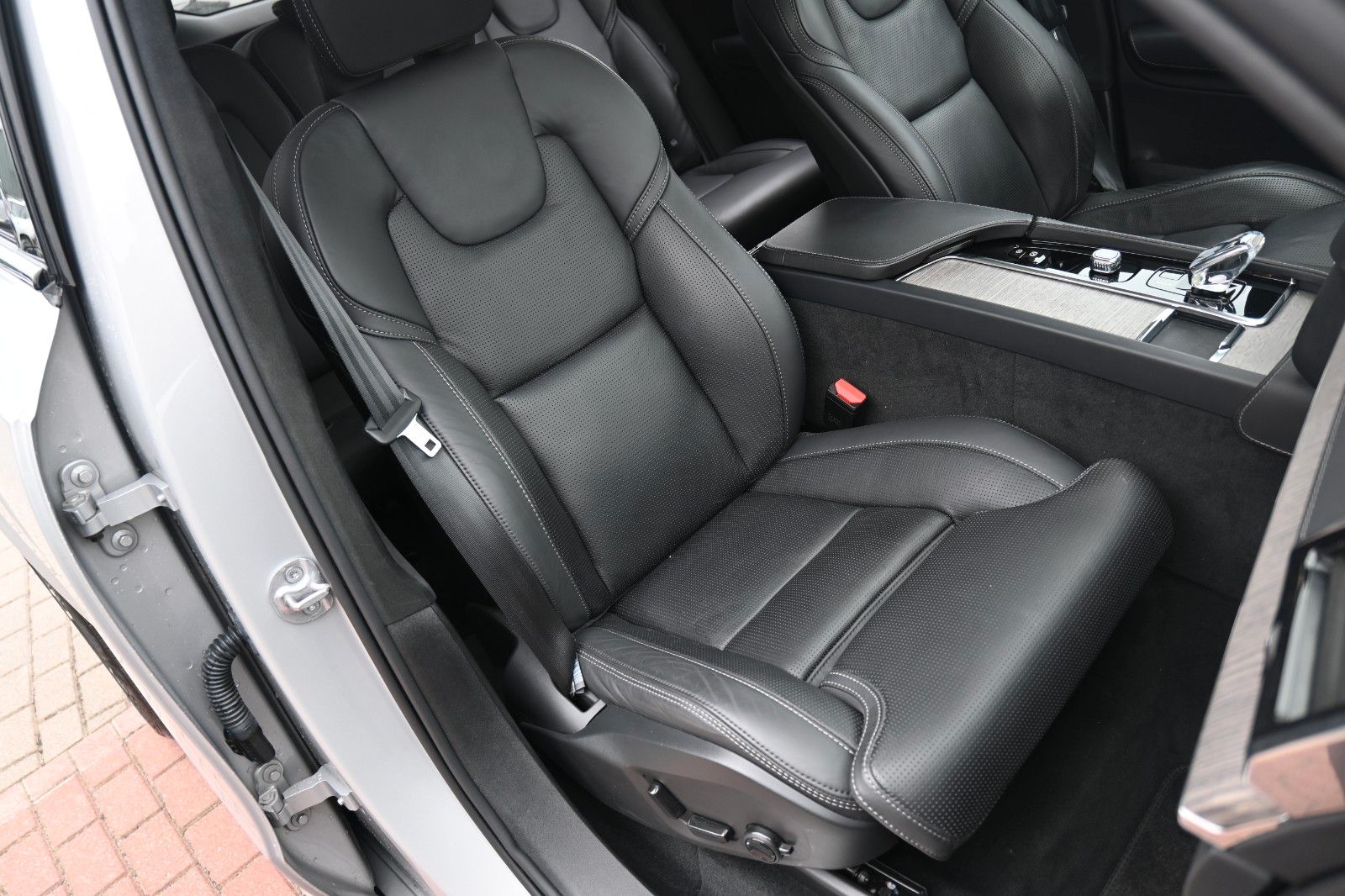 Fahrzeugabbildung Volvo XC90 B5 AWD Ultimate Dark *HUD*B&W*NAV*LUFT*MASS