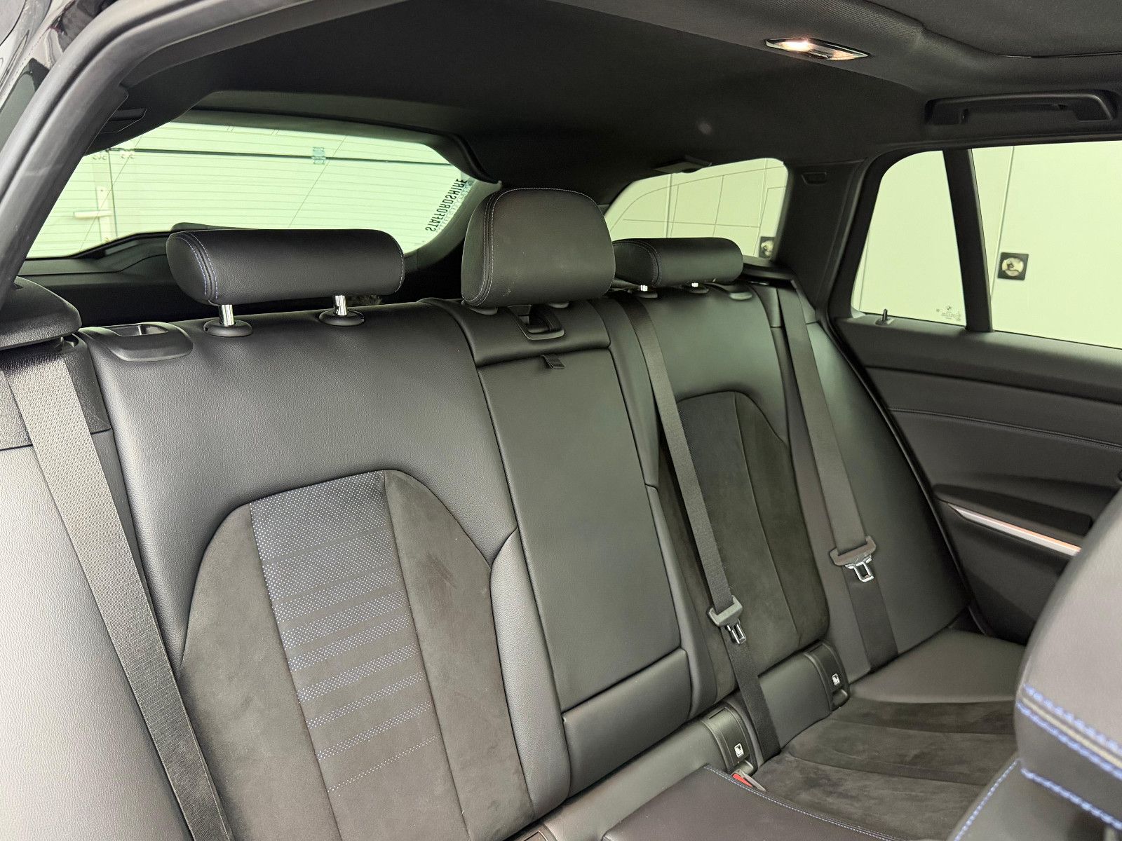 Fahrzeugabbildung BMW 320 d xDrive M-SPORT/LASER/DRIVING ASS+/PANO/HUD