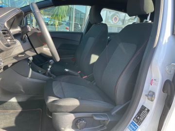 Fahrzeugabbildung Ford Fiesta ST-Line Navi, heizbare WSS, PDC hinten