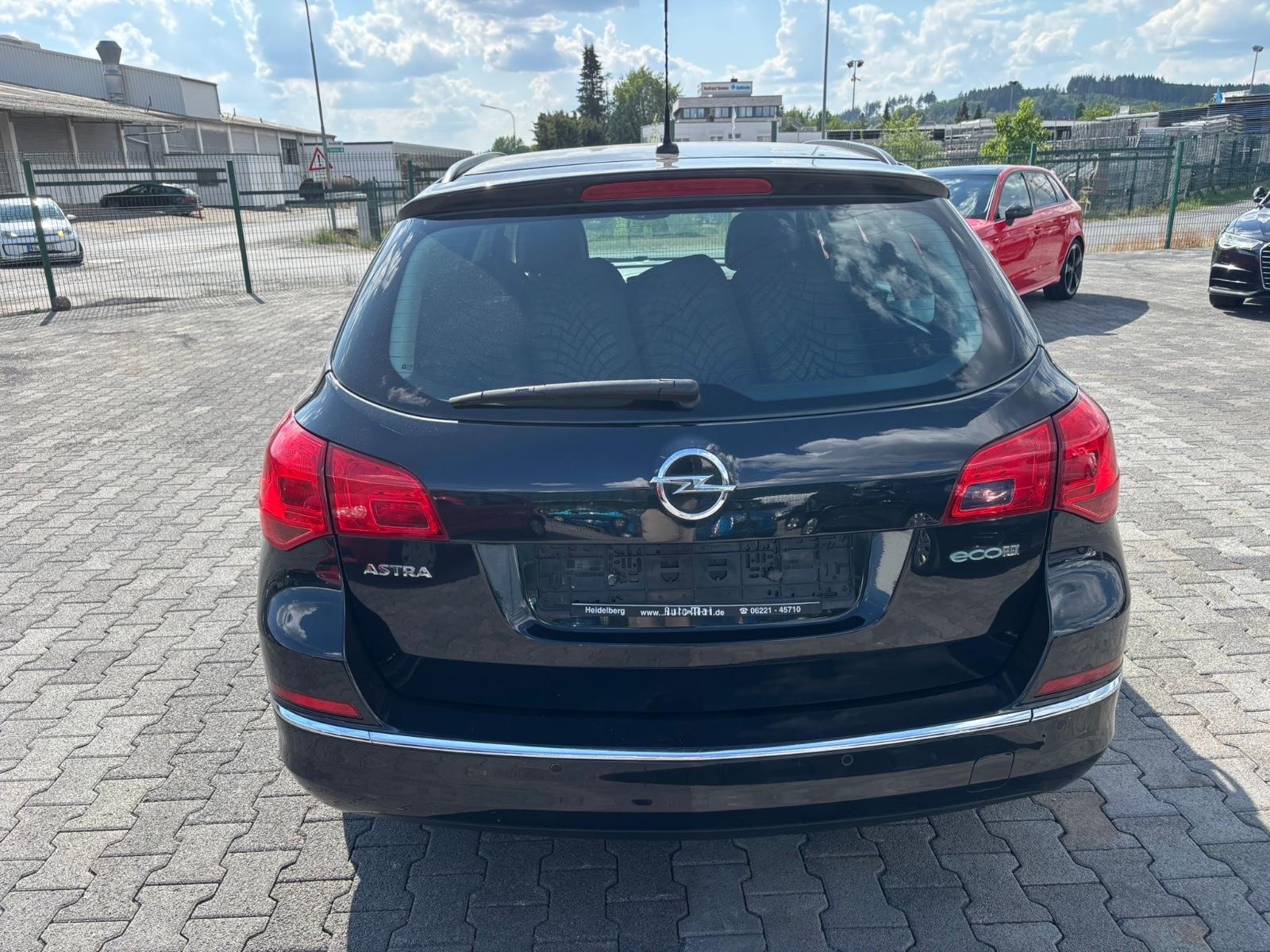 Opel Astra 2014 — interior