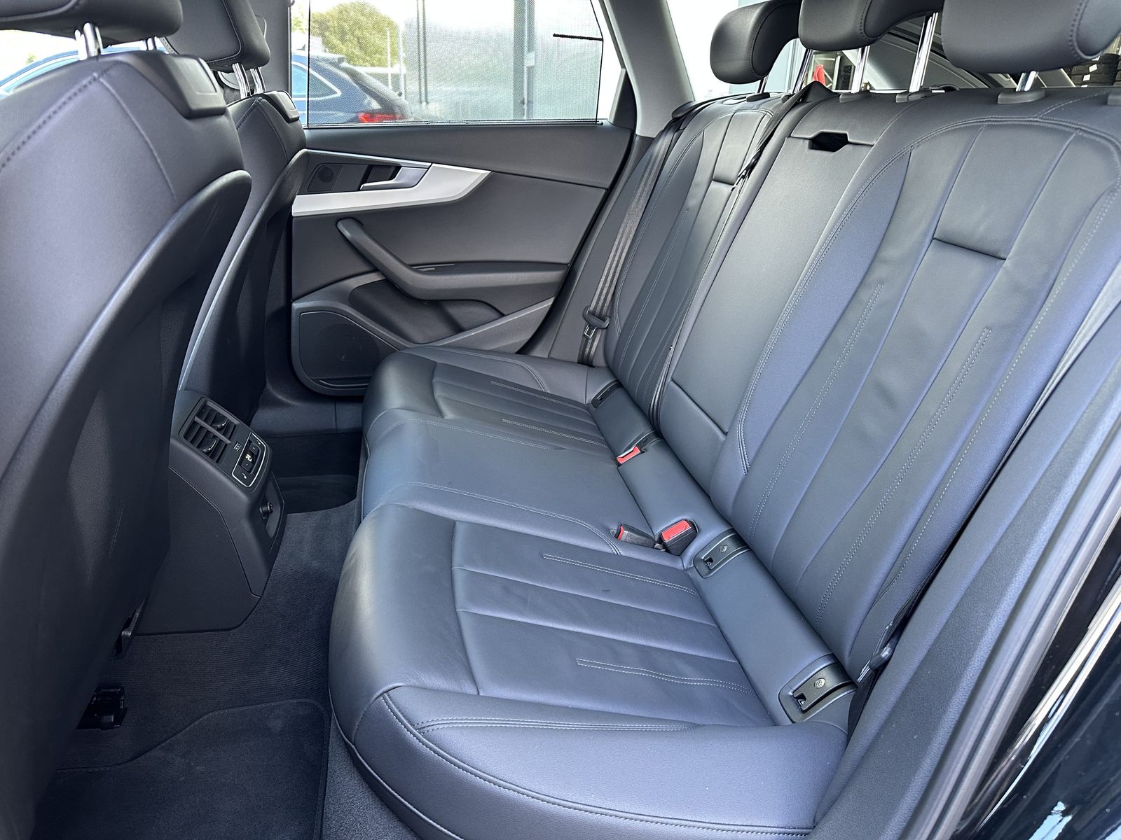 Fahrzeugabbildung Audi A4 Avant 35 TDI S-Line Aut. NAV+LED+KAM+PANO+1HD