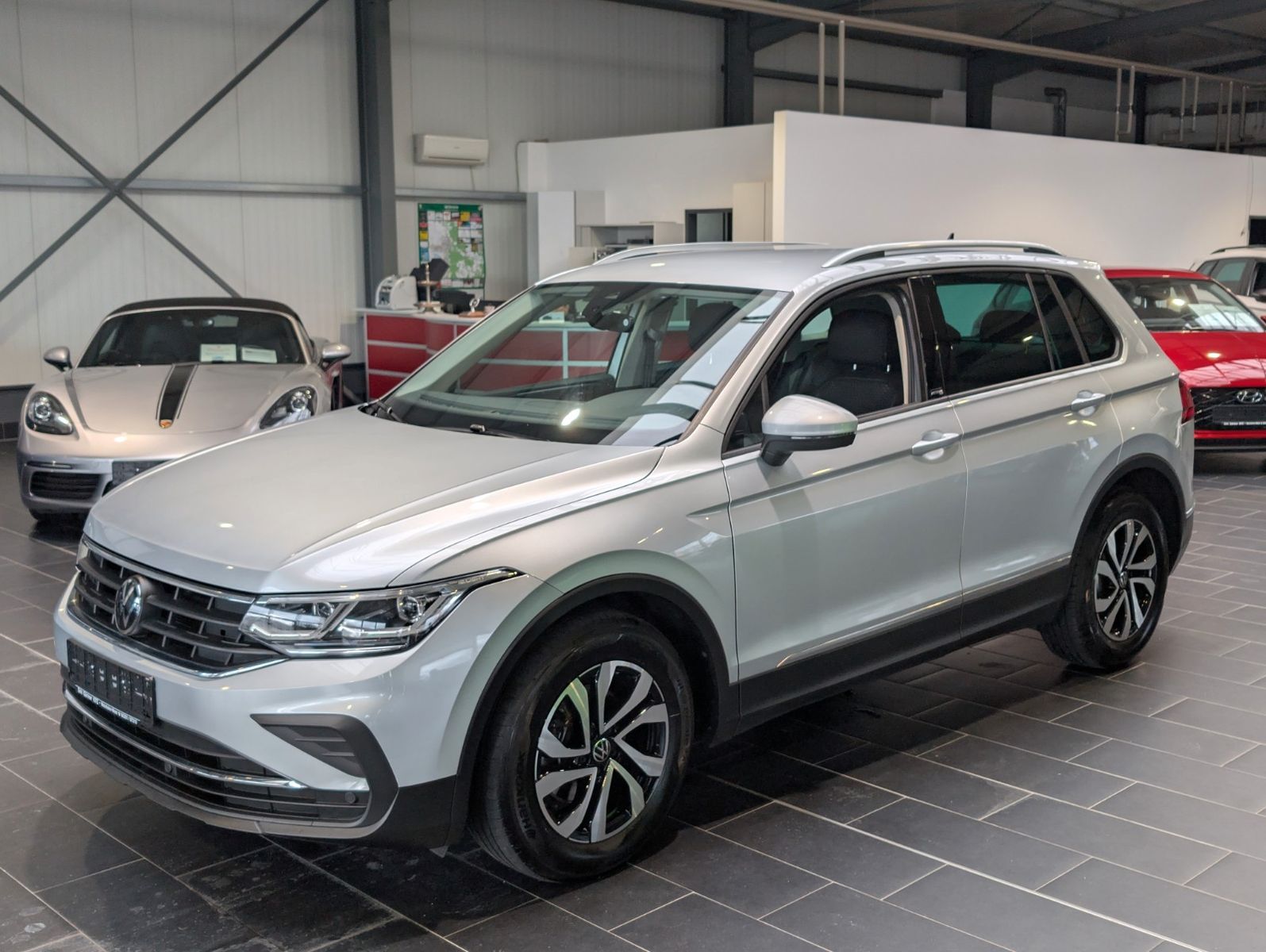 Volkswagen Tiguan - 1