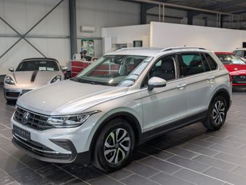 Volkswagen Tiguan - 1
