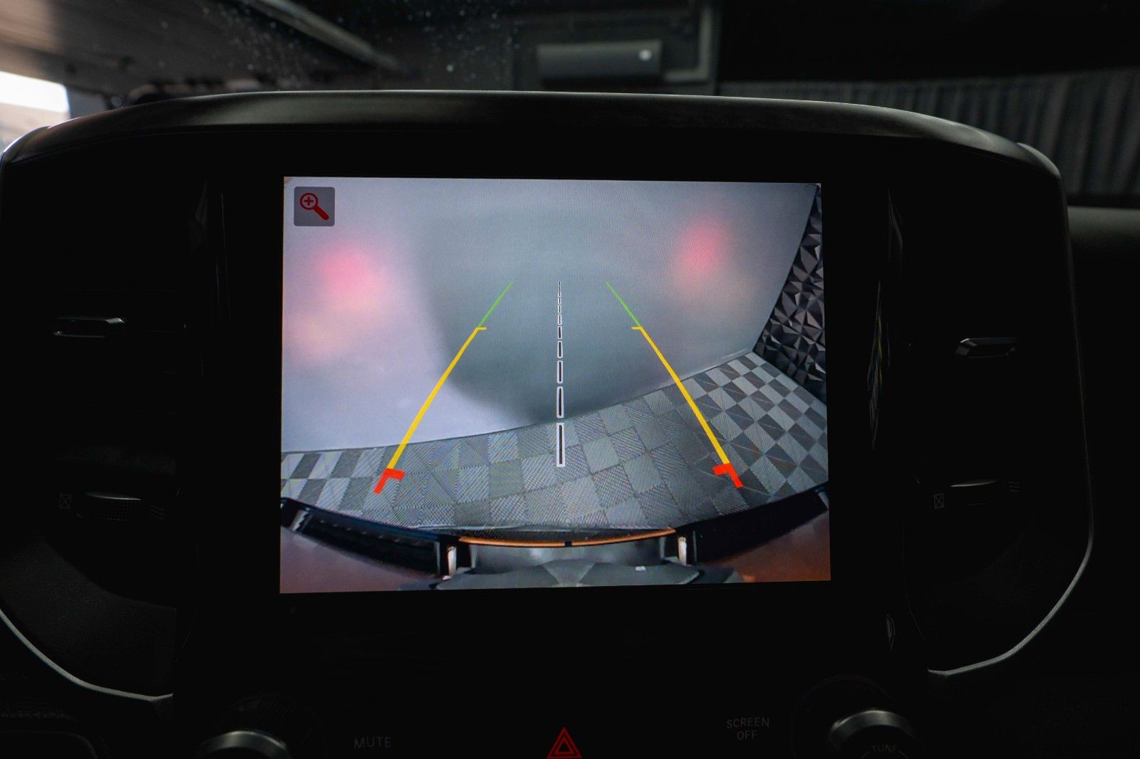 Fahrzeugabbildung Dodge RAM 5.7 V8 HEMI 4x4 OFFROAD Night-Paket *LED*19%