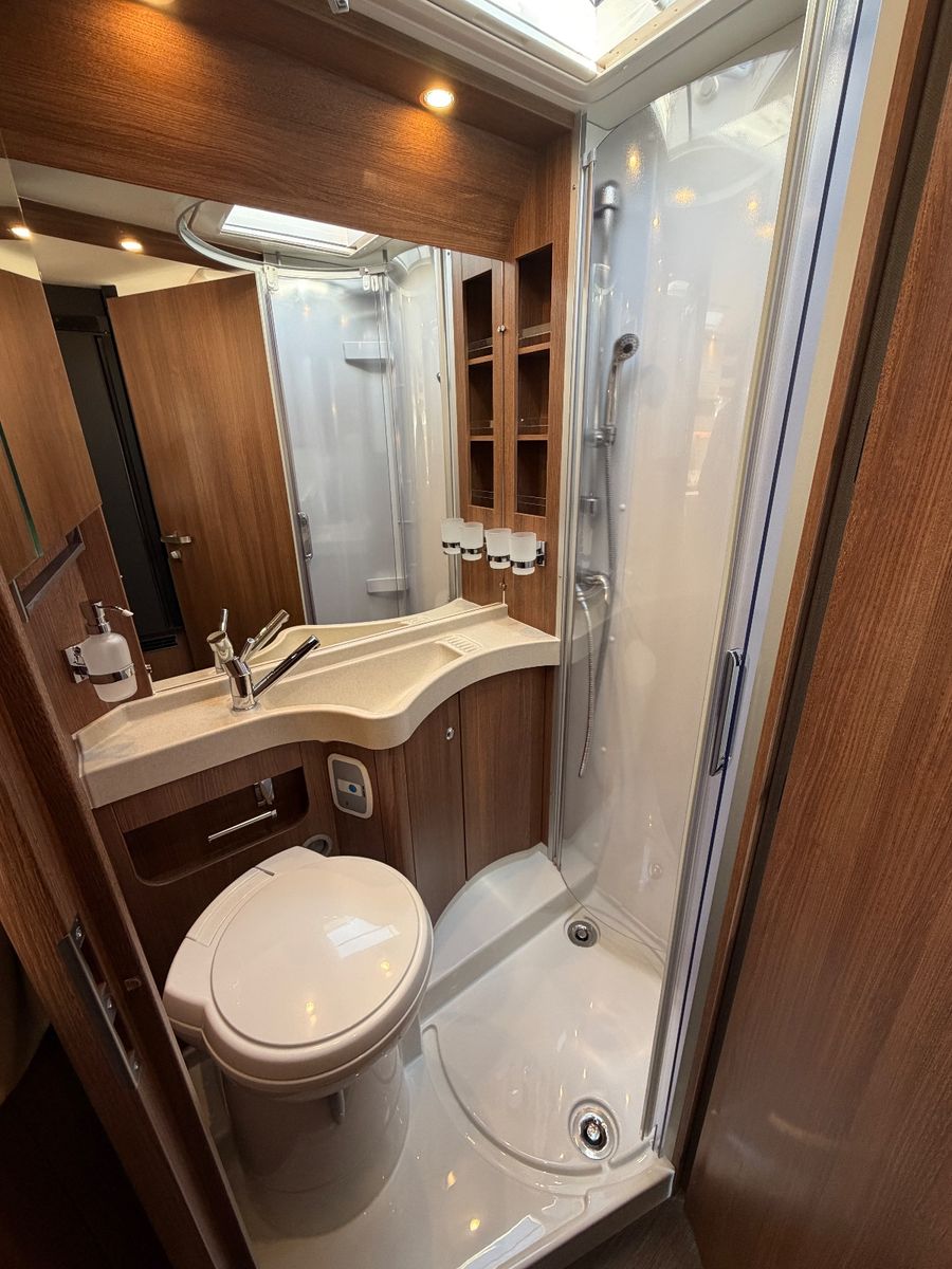 Fahrzeugabbildung Carthago C2-tourer I 143 KB-LE comfort Mercedes MJ26