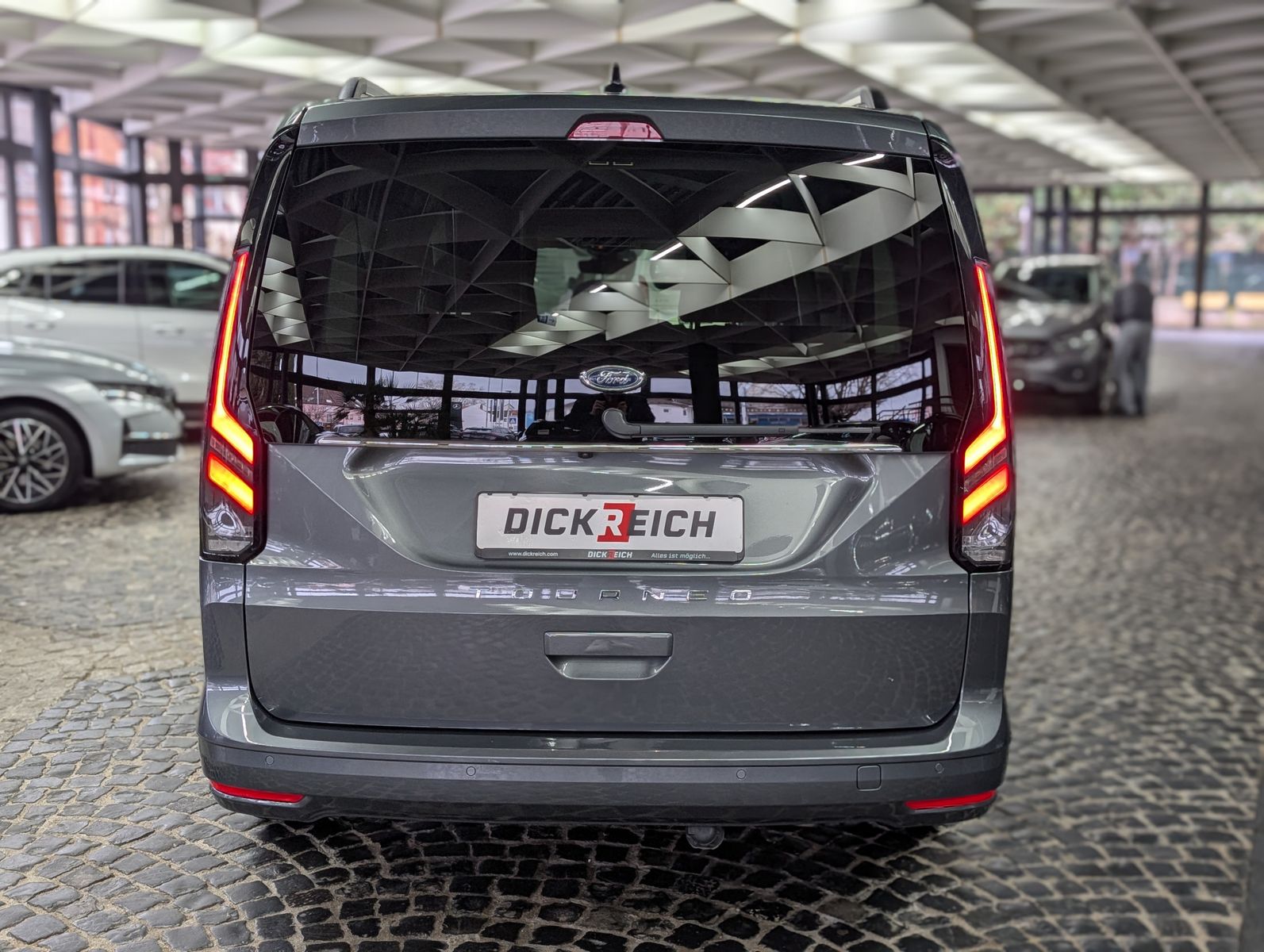 Fahrzeugabbildung Ford Grand Tourneo L2 Titanium 7-Sitze Bi-LED CAM AHK