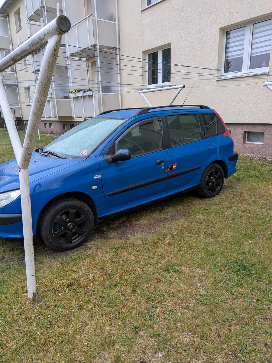 Peugeot  2004 — двигун 1.360 cm³, 75 HP (55kW)