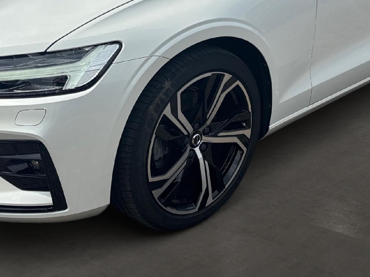 Fahrzeugabbildung Volvo V60 B4 Benzin Plus Dark 2WD