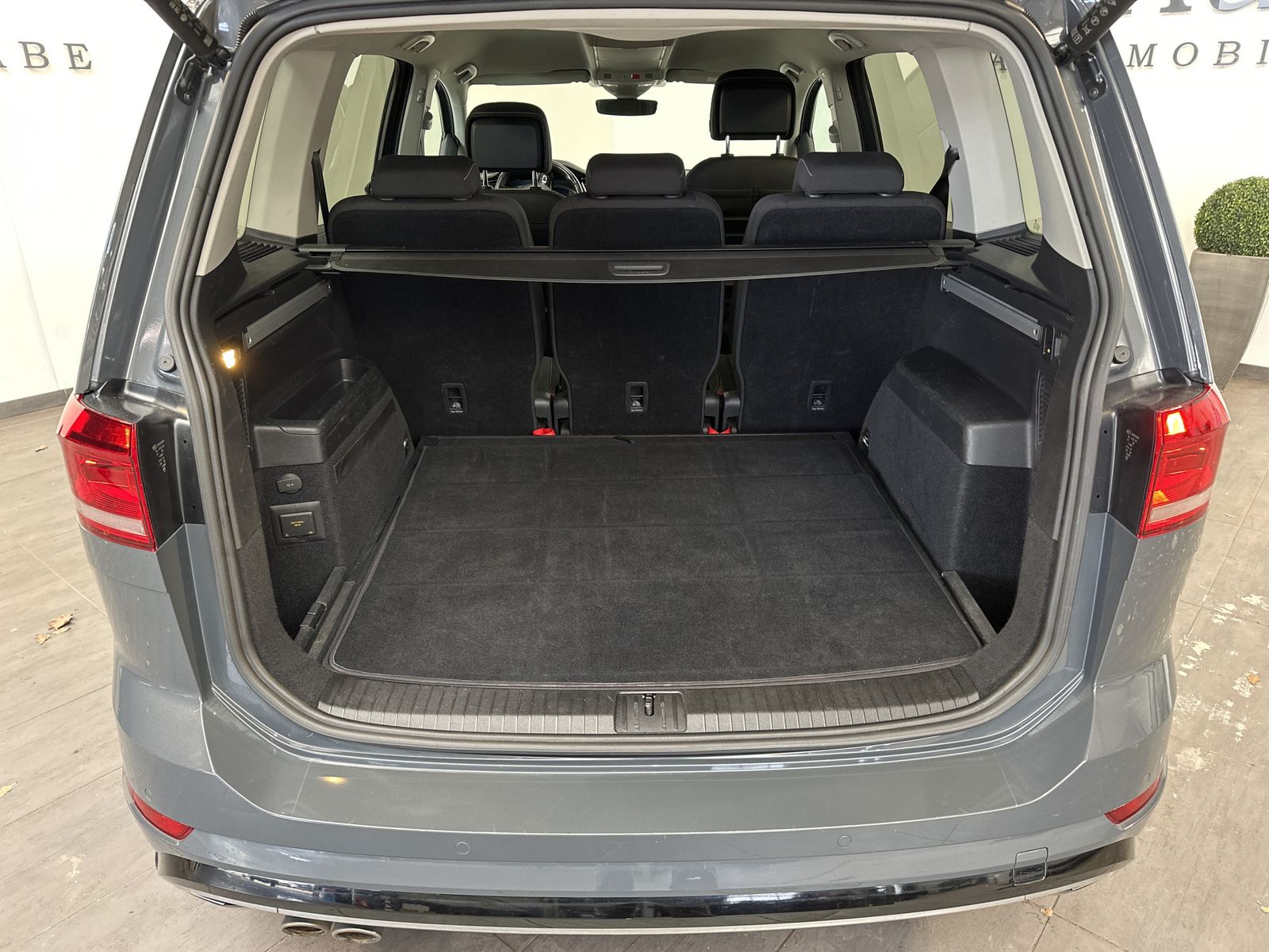 Fahrzeugabbildung Volkswagen Touran 2.0 TDI DSG R-Line NAV+LED+AHK+KAMERA+ACC