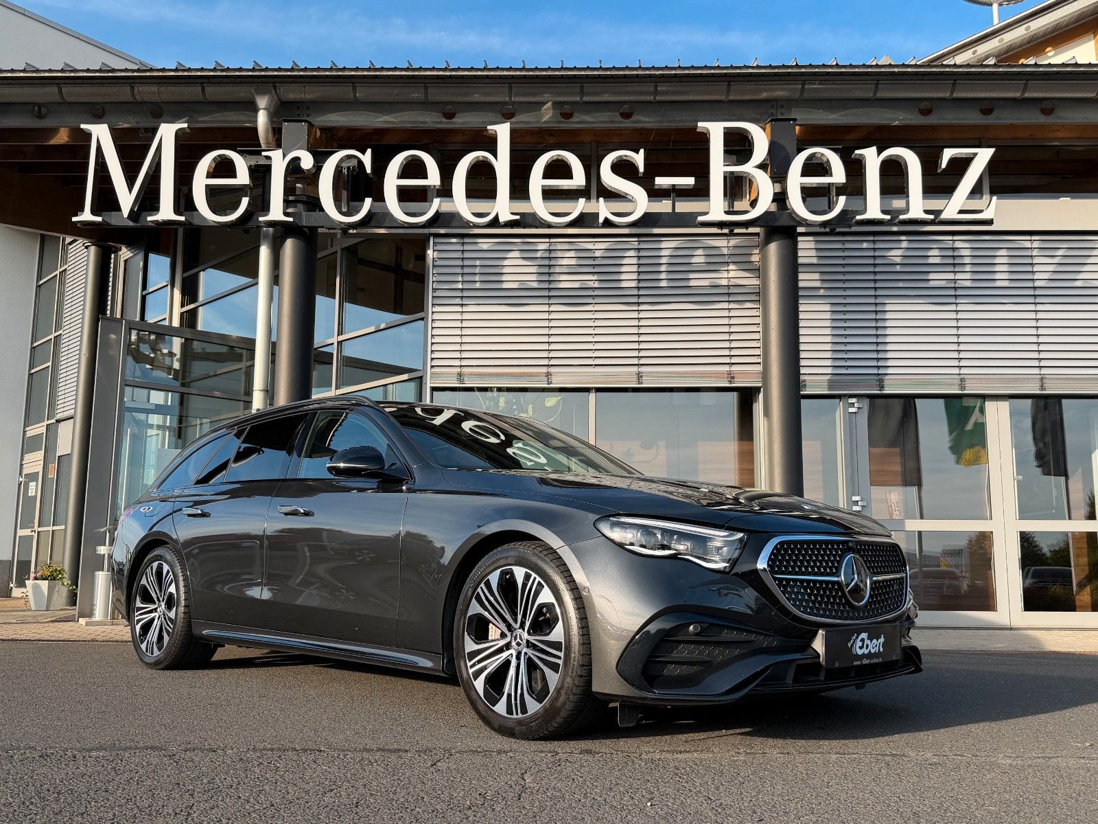 Fahrzeugabbildung Mercedes-Benz E 300de T 4M+AMG+HUD+RFK+360+BUR+AHK+SPUR+DIS+