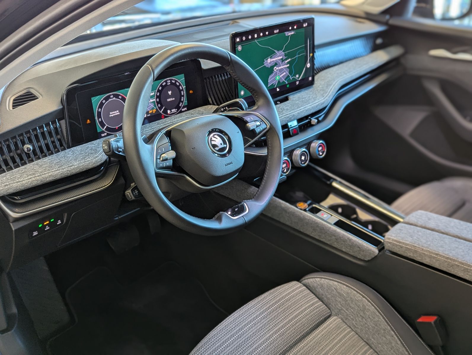 Fahrzeugabbildung SKODA Superb 2.0TDI DSG 4x4 Pano Matrix ACC AHK 5J Gar