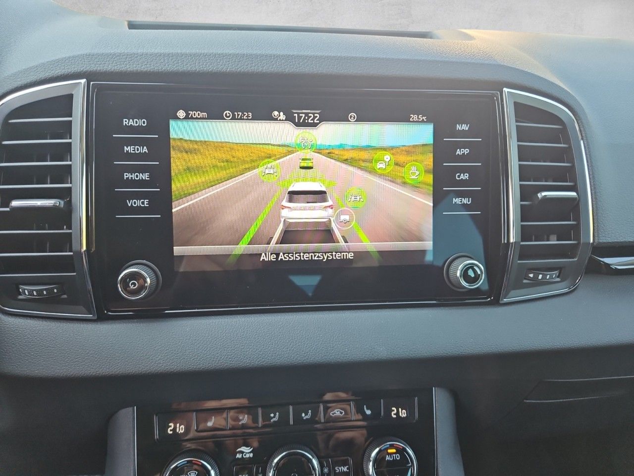 Fahrzeugabbildung SKODA Karoq Selection Style TSI DSG