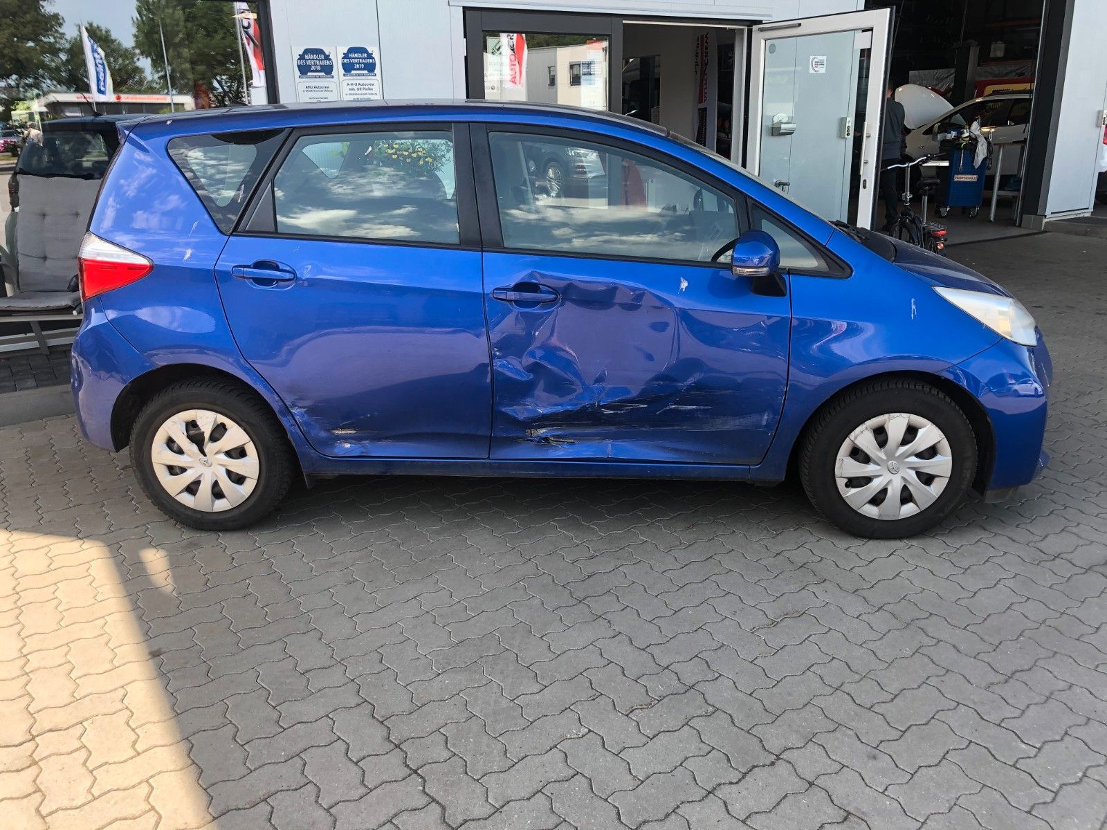 Fahrzeugabbildung Toyota Verso-S Life Unfall Beifahrerseite