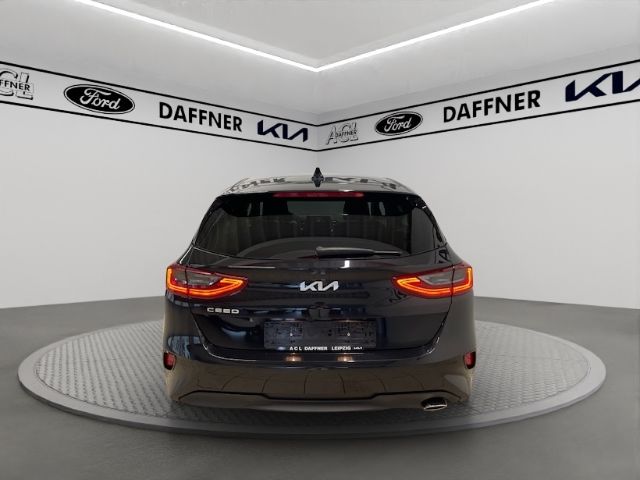 Fahrzeugabbildung Kia Ceed Ultimate VerkehrszeichenERK totWinkelASS