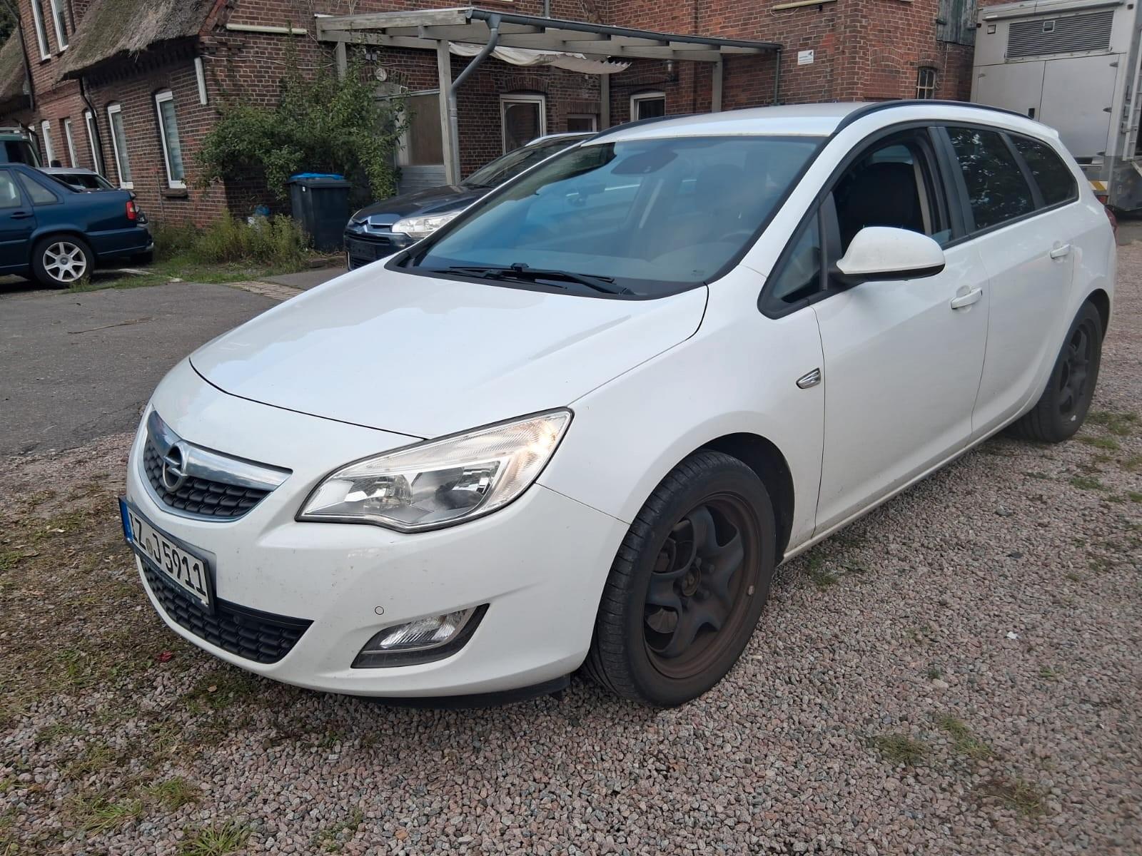 Opel Astra 2011 — rear view
