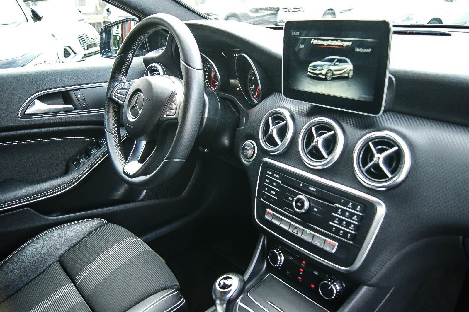 Fahrzeugabbildung Mercedes-Benz A 180 BlueEfficiency URBAN KAMERA XENON NAVI PDC