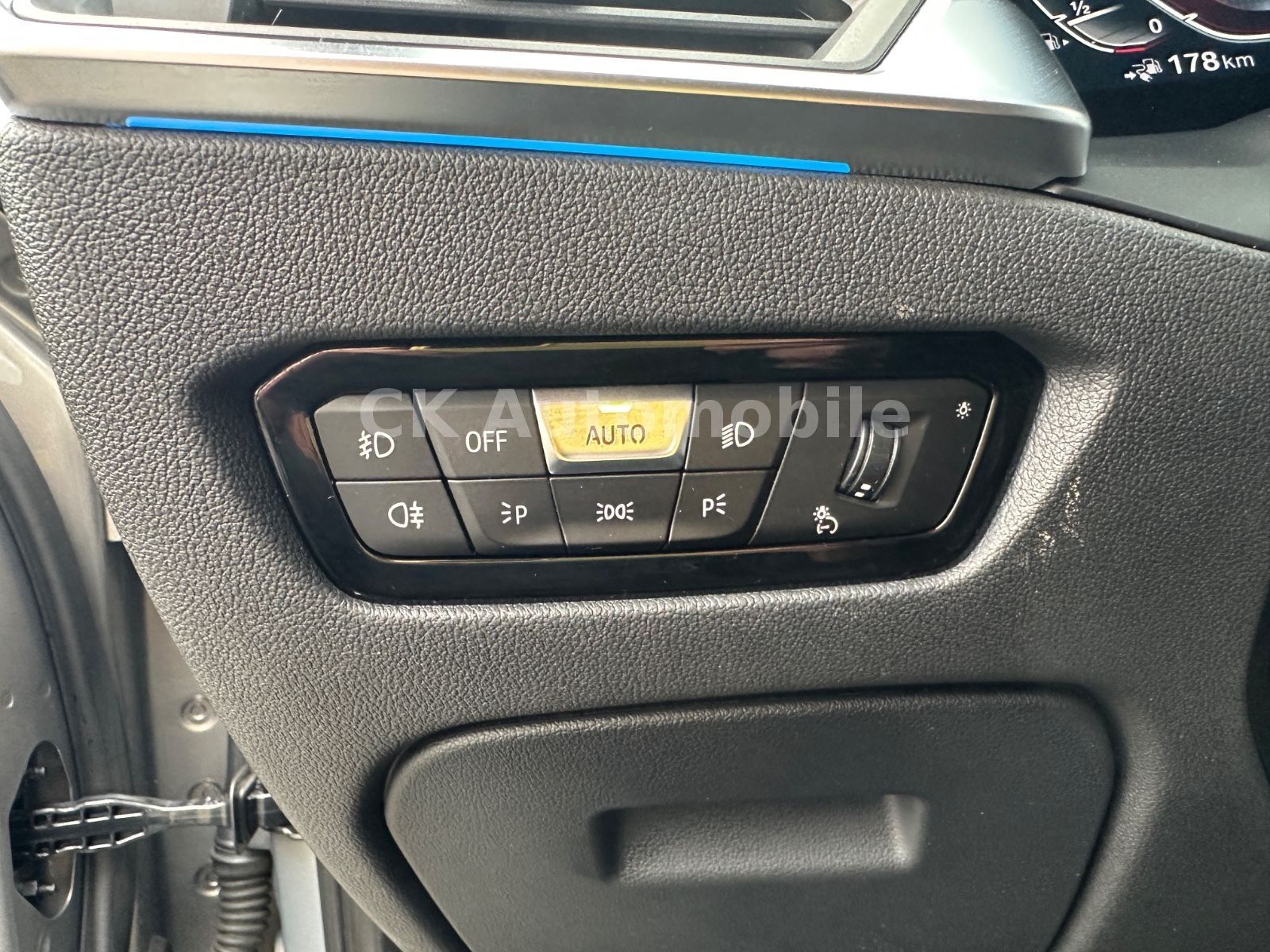 Fahrzeugabbildung BMW 330e Touring Luxury-Line/Leder/Head-Up/Pano/LED