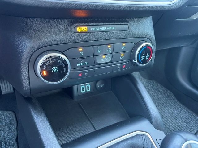 Fahrzeugabbildung Ford Focus Cool & Connect Kamera LED Navi PDC