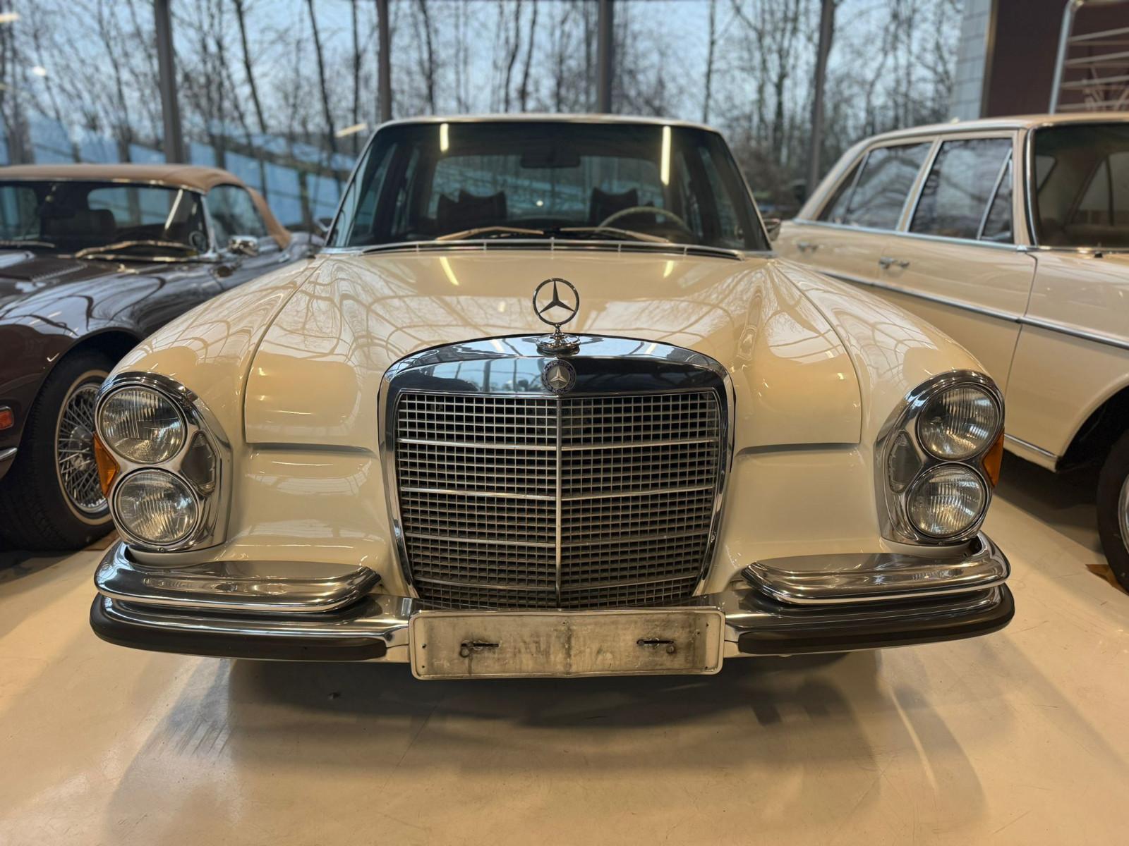 Mercedes-Benz 280 SE 9 3.5 Autom. Limousine Schiebedach/Leder