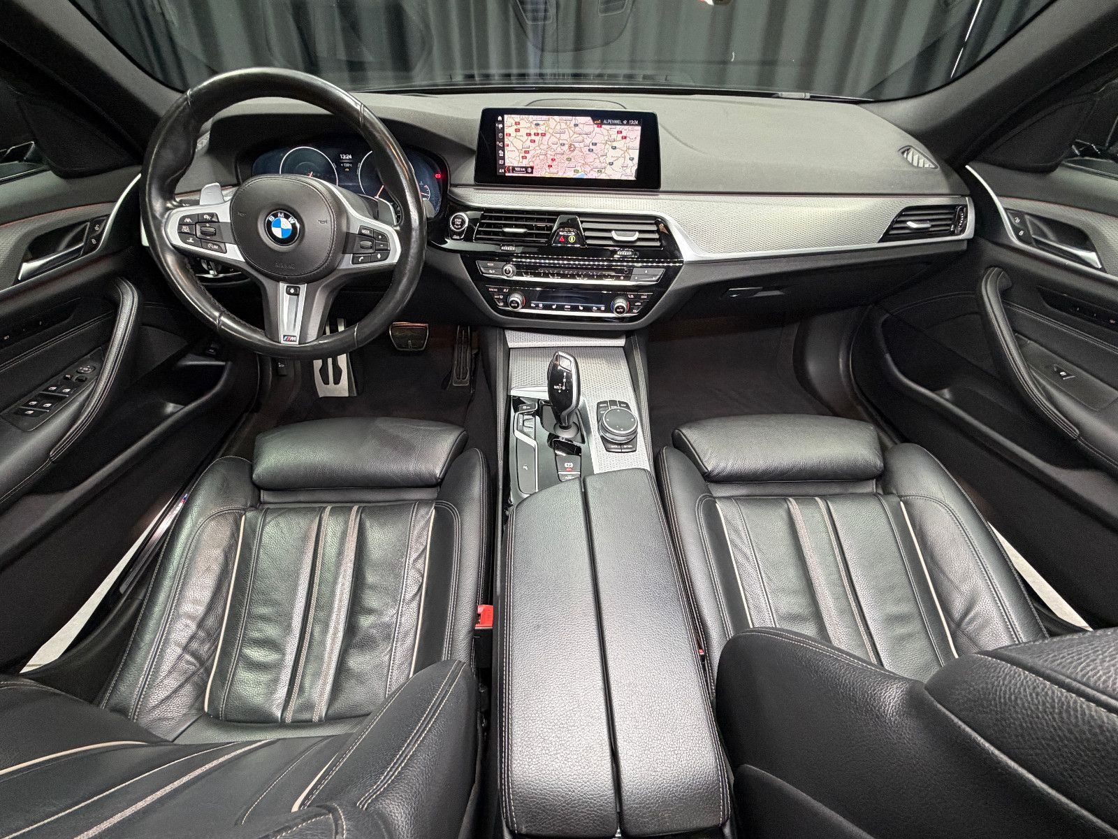 Fahrzeugabbildung BMW 540i Touring xDrive M Sport|HIFI|HuD|PANO|KEYLES