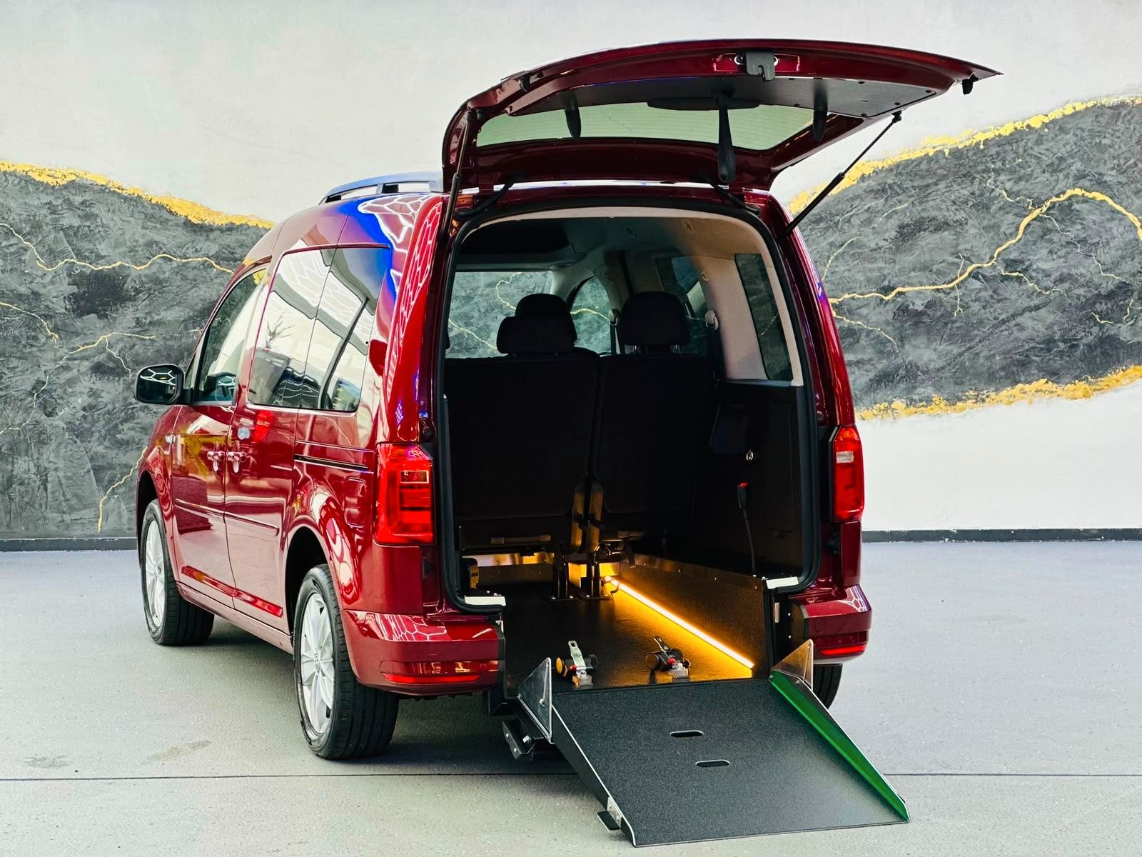 Volkswagen Caddy 1,4-Behindertengerecht-Rampe