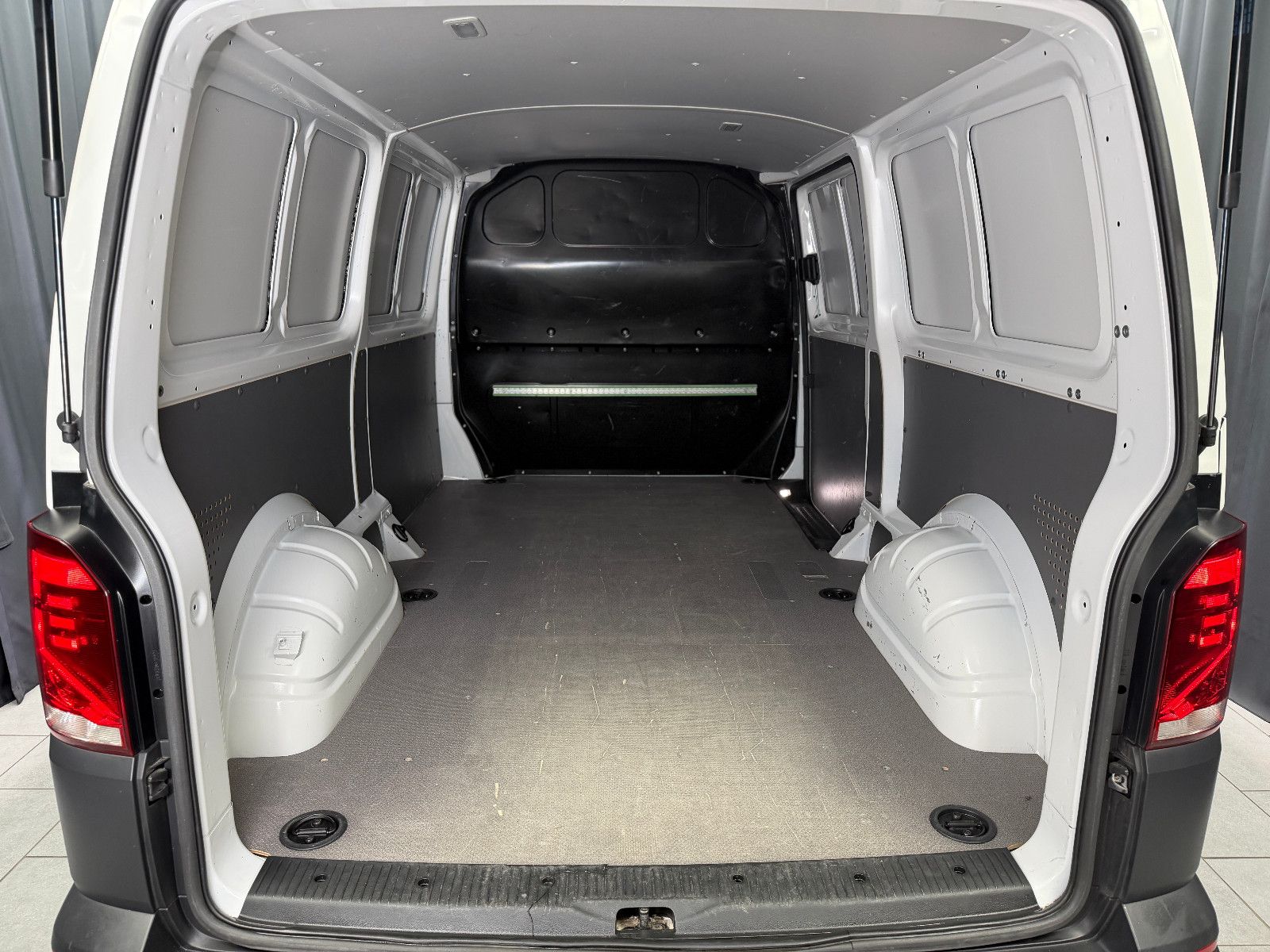 Fahrzeugabbildung Volkswagen T6.1 Transporter Kasten lang FWD|AC|PDC