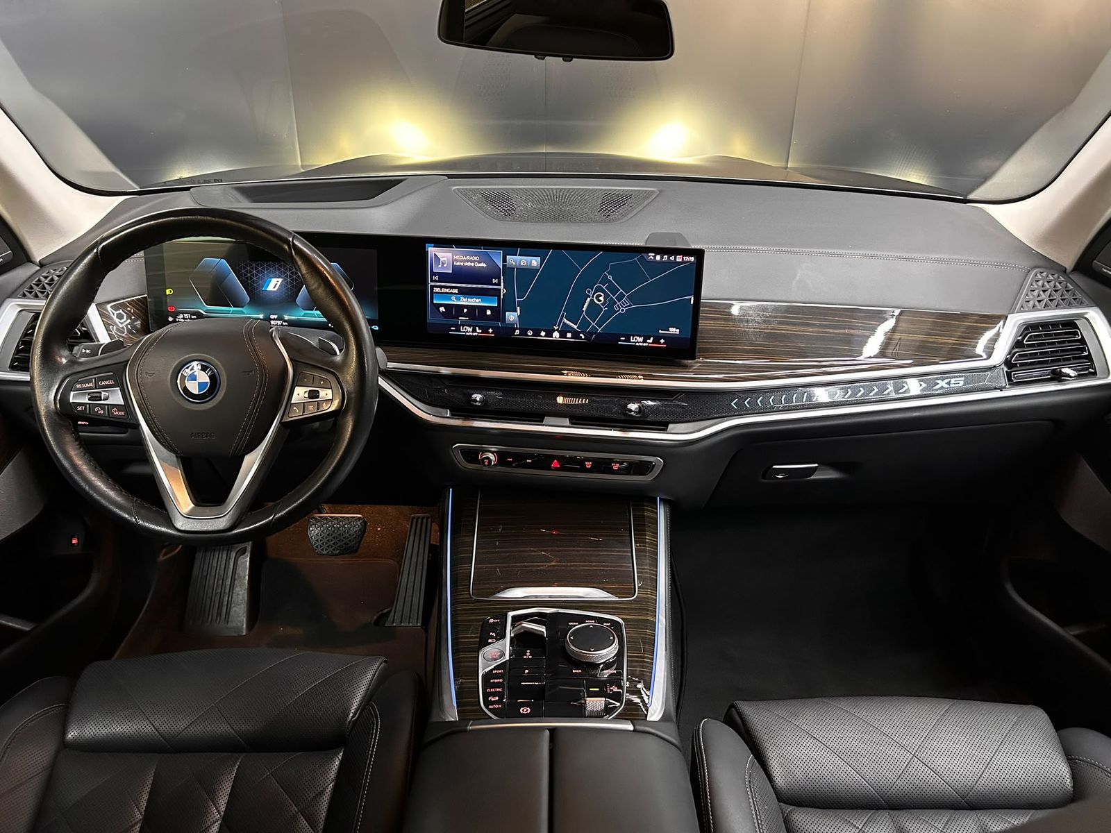 Fahrzeugabbildung BMW X5 50 e xDr PANO+MEMO+LUFT+LED+HEAD+H&K+AHK+360+
