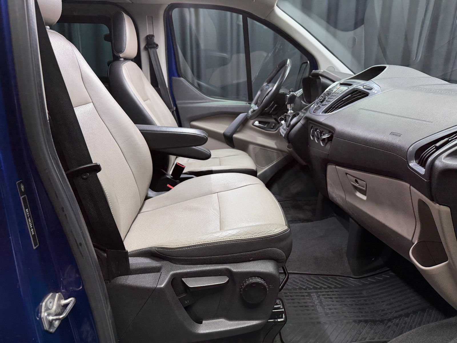 Fahrzeugabbildung Ford Tourneo Custom 300|AC|PDC|NAVI|8-SITZE