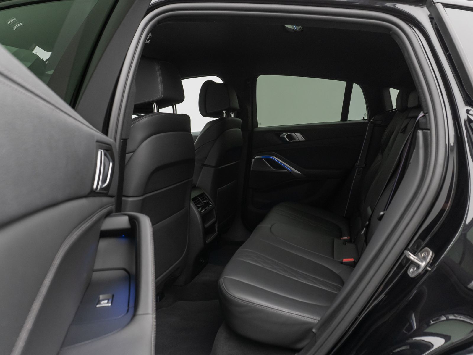 Fahrzeugabbildung BMW X6 xD30d M Sport DAB 360°DisplKey AHK Alarm 22"