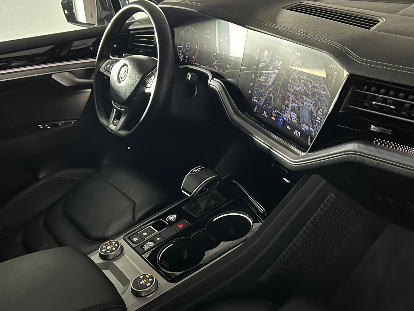 Fahrzeugabbildung Volkswagen Touareg R-Line 4Motion/PANO/AHK/MATRIX/BLACK OP.