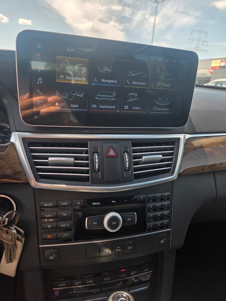 Mercedes-Benz E200 2011 — photo 11