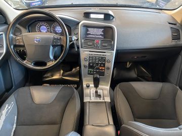 Volvo XC60 Momentum AWD *BI-XENON*PANO*NAVI*PDC*AHK*