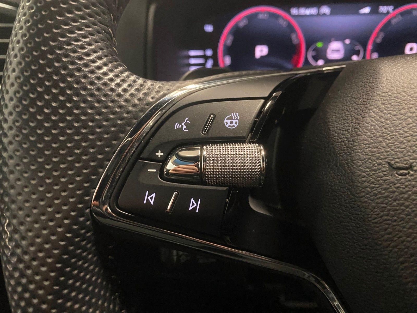 Fahrzeugabbildung SKODA Karoq 1.5 TSI DSG Sportline+NAVI+MATRIX+ACC+18"+